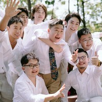 Dalam foto yang diunggah, Shi Xiao Long bersama dengan best man lainnya kompak mengenakan kemeja putih dan celana krem. Pria tersebut terlihat tampan meski wajahnya sudah sangat berubah dari karakternya yang melegenda. Dalam foto lain, aktor yang juga dikenal sebagai Ashton Chen itu juga mengambil foto dan video berdua dengan sahabatnya untuk memperingati persahabatan mereka.Foto: Dok. Weibo