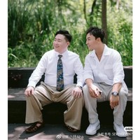 Shi Xiao Long dan Hao Shao Wen memang masih bersahabat. Pemain film Trouble Maker tersebut sering dipertemukan dalam berbagai acara dan baru-baru ini reuni lagi di acara pernikahan sang Boboho.Foto: Dok. Weibo