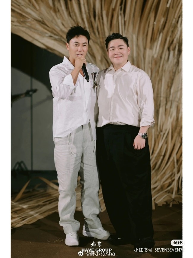 Di kolom komentar, banyak netizen yang mengaku senang melihat reuni keduanya. Sangat nostalgia, Aku sering menonton film mereka ketika aku masih kecil, Sangat keren, mereka masih jadi teman baik setelah sekian lama, Sangat senang memiliki teman sejak kecil menjadi best man-mu dan istri yang sangat mencintaimu, tulis mereka.Foto: Dok. Weibo