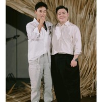 Di kolom komentar, banyak netizen yang mengaku senang melihat reuni keduanya. Sangat nostalgia, Aku sering menonton film mereka ketika aku masih kecil, Sangat keren, mereka masih jadi teman baik setelah sekian lama, Sangat senang memiliki teman sejak kecil menjadi best man-mu dan istri yang sangat mencintaimu, tulis mereka.Foto: Dok. Weibo