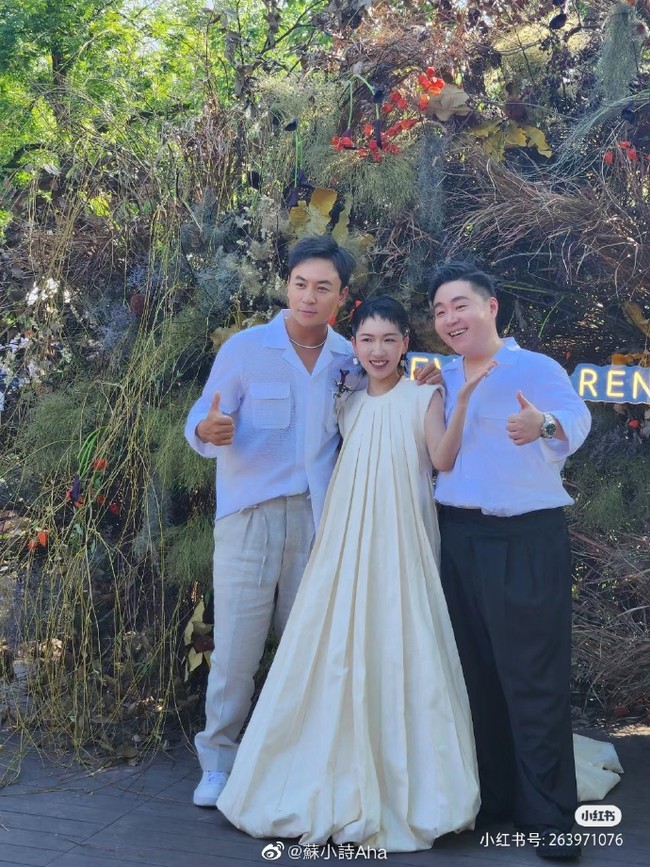 Acara itu hadiri oleh sesama mantan aktor cilik, Shi Xiao Long yang dikenal sebagai biksu teman Boboho. Di hari bahagianya, Hao Shao Wen meminta sahabatnya di film Shaolin Popeye itu untuk mendampingi sebagai best man.Foto: Dok. Weibo