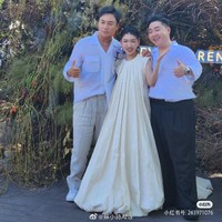 Acara itu hadiri oleh sesama mantan aktor cilik, Shi Xiao Long yang dikenal sebagai biksu teman Boboho. Di hari bahagianya, Hao Shao Wen meminta sahabatnya di film Shaolin Popeye itu untuk mendampingi sebagai best man.Foto: Dok. Weibo