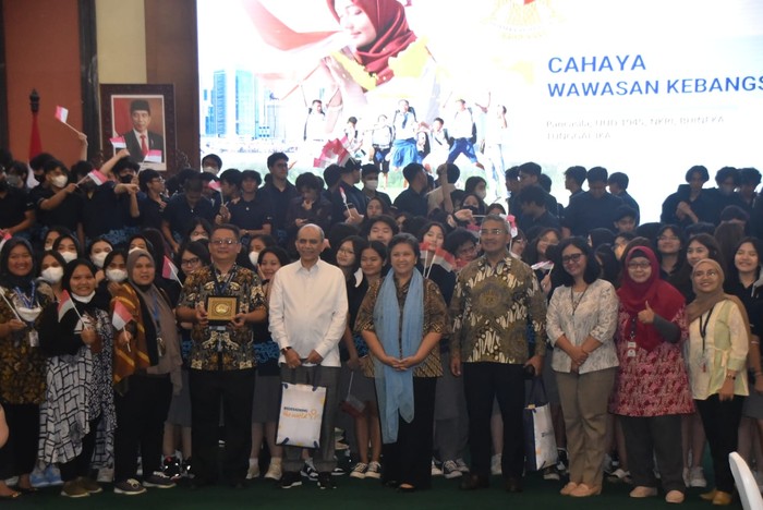 Wakil Ketua MPR RI Lestari Moerdijat menerima kunjungan 275 siswa-siswi Sekolah HighScope Indonesia Program Sekolah Menengah Atas (SMA) di Gedung DPR/MPR Senayan, Jakarta Pusat, Selasa (16/5).