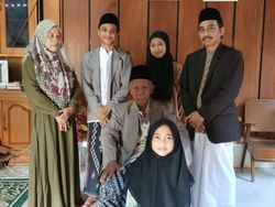 CJH 93 Tahun Asal Bojonegoro Akhirnya Naik Haji Setelah Tertunda 3 Tahun