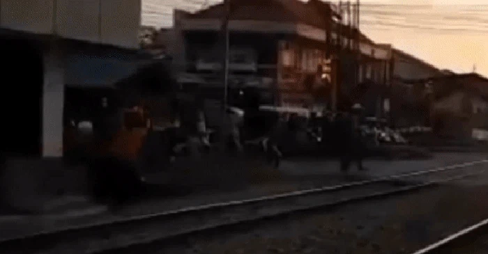 PJL menyelamatkan pejalan kaki yang nyaris tertabrak kereta di Laswi Bandung