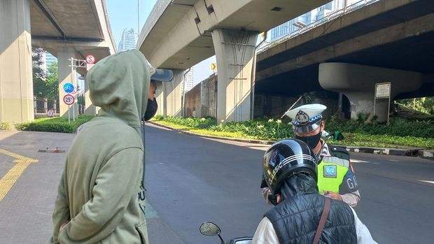 Police give hand tickets to traffic violators in Pangkoran, South Jakarta (Anggi-detikcom)
