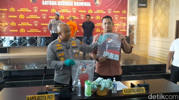 Polisi menunjukkan barang bukti kasus suami bunuh istri di Pati, Selasa (16/5/2023).