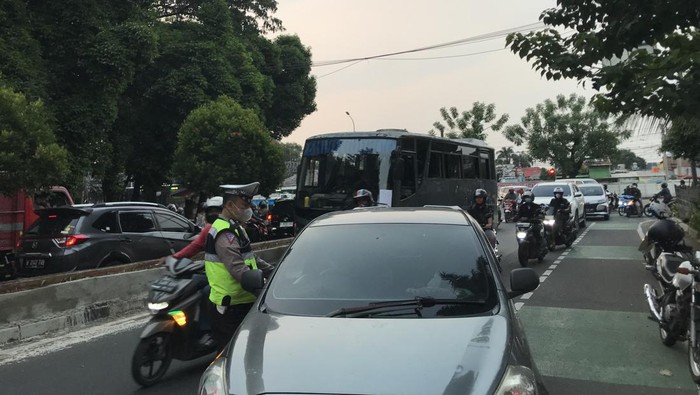 Polisi tilang manual pelanggar gage hingga lampu merah di Jaktim