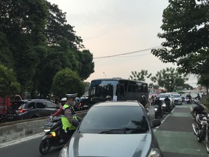 Polisi Tilang Manual Pelanggar Gage hingga Lampu Merah di Jatinegara