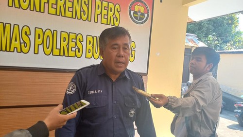 Kasi Humas Polres Buleleng AKP I Gede Sumarjaya saat memberikan keterangan terkait kasus tersebarnya video anak SMP di Buleleng, Bali, Selasa (16/5/2023). (Made Wijaya Kusuma/detikBali)