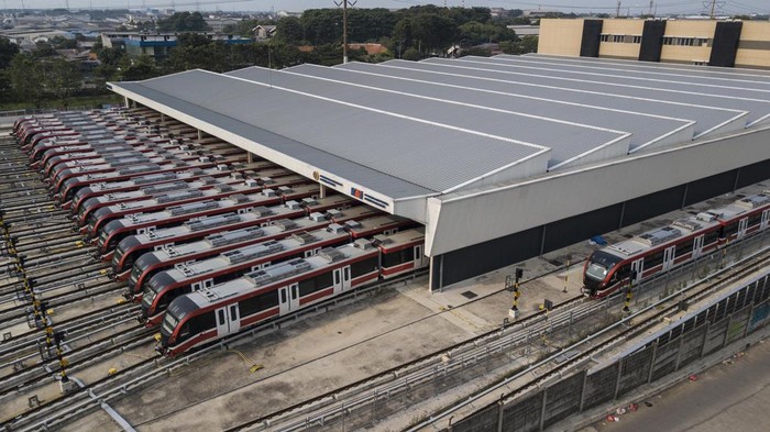 Potret Deretan Kereta LRT yang Bakal Beroperasi Juli 2023 Sejumlah rangkaian kereta Light Rail Transit (LRT) saat parkir di Depo Jatimulya, Kabupaten Bekasi, Jawa Barat, Selasa (16/5/2023). Operator LRT Jabodebek PT KAI (Persero) telah menerima 29 dari total 31 rangkaian kereta (trainset) yang disiapkan untuk operasional harian dan progres penggerjaan LRT Jabodebek sudah mencapai 92,34 persen. ANTARA FOTO/ Fakhri Hermansyah/rwa.