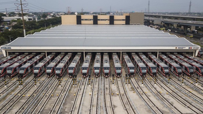 Potret Deretan Kereta LRT yang Bakal Beroperasi Juli 2023 Sejumlah rangkaian kereta Light Rail Transit (LRT) saat parkir di Depo Jatimulya, Kabupaten Bekasi, Jawa Barat, Selasa (16/5/2023). Operator LRT Jabodebek PT KAI (Persero) telah menerima 29 dari total 31 rangkaian kereta (trainset) yang disiapkan untuk operasional harian dan progres penggerjaan LRT Jabodebek sudah mencapai 92,34 persen. ANTARA FOTO/ Fakhri Hermansyah/rwa.