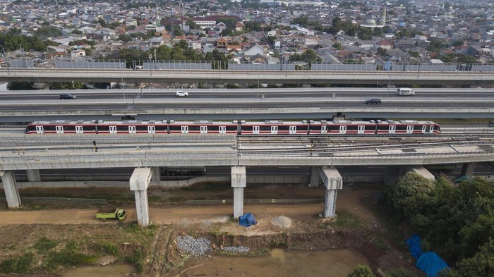 Sejumlah rangkaian kereta Light Rail Transit (LRT) saat parkir di Depo Jatimulya, Kabupaten Bekasi, Jawa Barat, Selasa (16/5/2023). Operator LRT Jabodebek PT KAI (Persero) telah menerima 29 dari total 31 rangkaian kereta (trainset) yang disiapkan untuk operasional harian dan progres penggerjaan LRT Jabodebek sudah mencapai 92,34 persen. ANTARA FOTO/ Fakhri Hermansyah/rwa.
