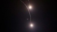 Rudal Rusia melintasi langit Kyiv di malam hari, 16 Mei 2023.
