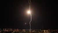 Jejak ledakan terlihat di langit di atas kota selama serangan rudal Rusia, di tengah serangan Rusia di Ukraina, di Kyiv, Ukraina 16 Mei 2023.