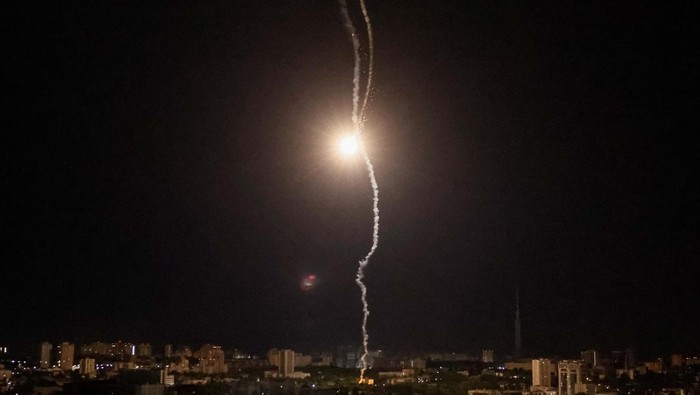 Potret Kyiv Dibombardir Rusia Explosion of a missile is seen in the sky over the city during a Russian missile strike, amid Russia's attack on Ukraine, in Kyiv, Ukraine May 16, 2023. REUTERS/Gleb Garanich