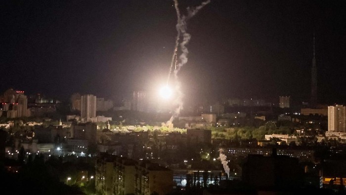 Explosion of a missile is seen in the sky over the city during a Russian missile strike, amid Russia's attack on Ukraine, in Kyiv, Ukraine May 16, 2023. REUTERS/Gleb Garanich