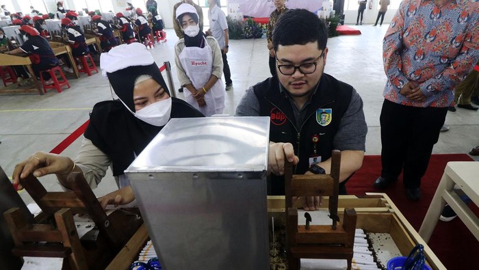 Sejumlah pekerja melinting tembakau saat pembukaan pabrik sigaret kretek tangan PT Karyadibya Mahardhika di Kediri, Jawa Timur, Selasa (16/5/2023). Pabrik rokok kretek yang baru dibuka tersebut menyerap sebanyak 1.467 tenaga kerja. ANTARA FOTO/Prasetia Fauzani/rwa.
