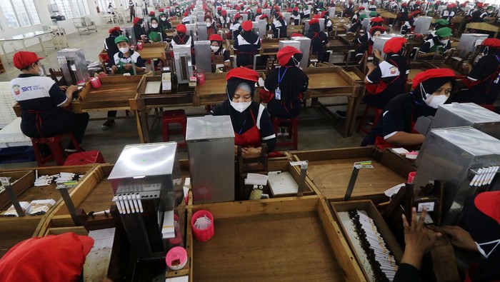 Sejumlah pekerja melinting tembakau saat pembukaan pabrik sigaret kretek tangan PT Karyadibya Mahardhika di Kediri, Jawa Timur, Selasa (16/5/2023). Pabrik rokok kretek yang baru dibuka tersebut menyerap sebanyak 1.467 tenaga kerja. ANTARA FOTO/Prasetia Fauzani/rwa.