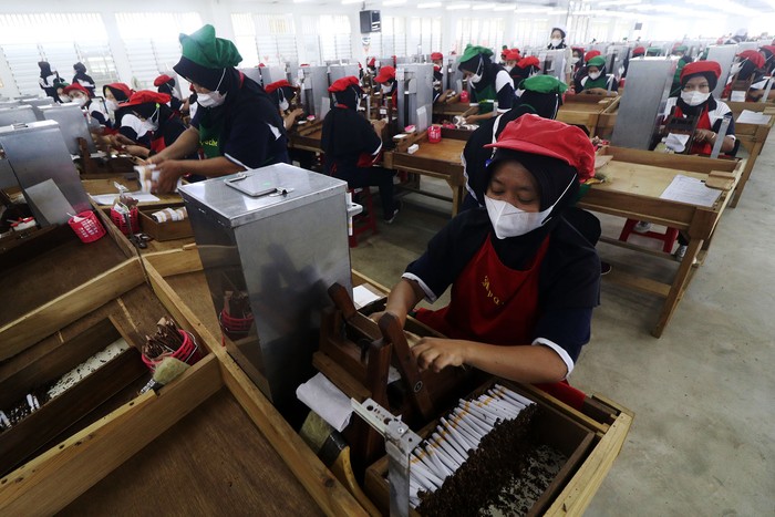 Sejumlah pekerja melinting tembakau saat pembukaan pabrik sigaret kretek tangan PT Karyadibya Mahardhika di Kediri, Jawa Timur, Selasa (16/5/2023). Pabrik rokok kretek yang baru dibuka tersebut menyerap sebanyak 1.467 tenaga kerja. ANTARA FOTO/Prasetia Fauzani/rwa.