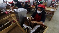 Sejumlah pekerja melinting tembakau saat pembukaan pabrik sigaret kretek tangan PT Karyadibya Mahardhika di Kediri, Jawa Timur, Selasa (16/5/2023).