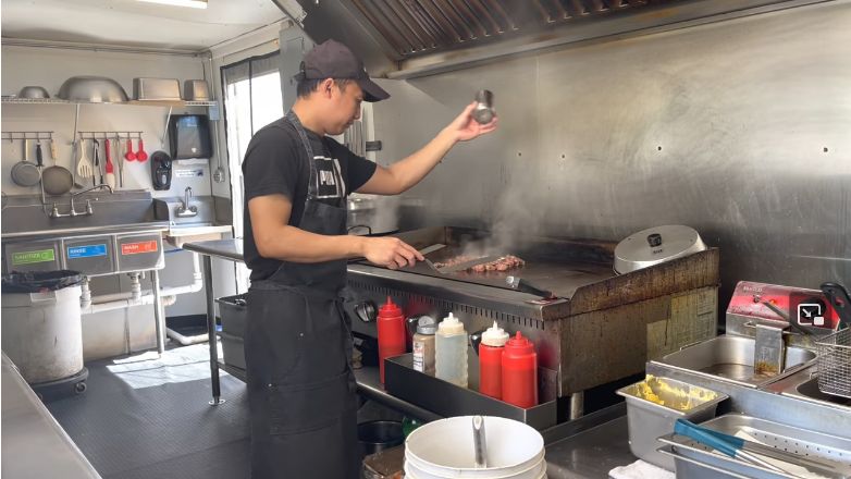Pria jualan nasi goreng laris-manis di Amerika