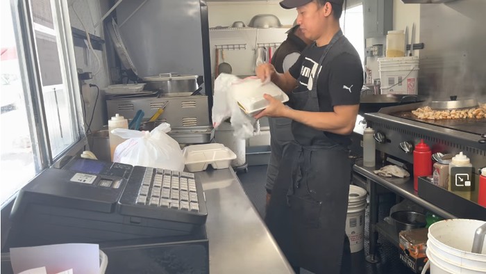 Pria jualan nasi goreng laris-manis di Amerika