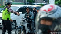 Dari pantauan di lokasi, pelanggar yang kena tilang pagi ini adalah pemotor yang tidak memakai helm (pengendara atau yang dibonceng).