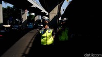 Sejumlah aparat polisi lalu-lintas berjaga di perempatan Pancoran pagi ini.