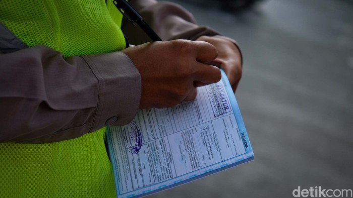 Polda Metro Jaya kembali memberlakulan tilang manual. Pengendara bandel seperti pemotor tidak memakai helm turut ditilang.