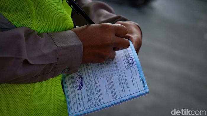 Polda Metro Jaya kembali memberlakulan tilang manual. Pengendara bandel seperti pemotor tidak memakai helm turut ditilang.