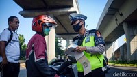 Seorang pengendara kena tilang.