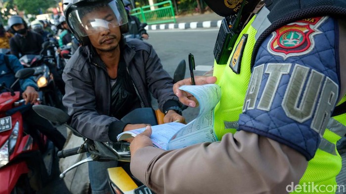 Priiit! Pengendara Bandel Kena Tilang Manual di Pancoran Polda Metro Jaya kembali memberlakulan tilang manual. Pengendara bandel seperti pemotor tidak memakai helm turut ditilang.