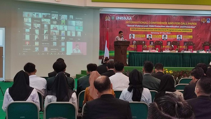 Prof Maruf Cahyono paparkan materi terkait pencegahan KDRI dalam seminar internasional di Unissula, Semarang, Selasa (16/5/2023).
