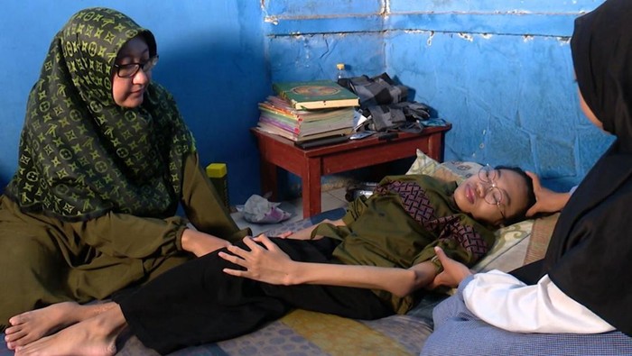 Muhammad Fahri As Sidiq (17) menderita kelainan tulang. Meskipun demikian, ia bermimpi menjadi hafiz atau penghapal Al-Quran. Yuk, bantu donasi untuk Fahri!
