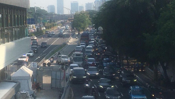 Revitalisasi Halte TransJakarta Gatot Subroto LIPI di Jakarta Selatan buat lalu lintas tersendat, Selasa (16/5/2023).