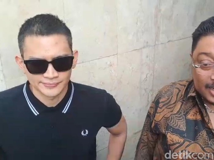 Rezky Aditya ditemui di Polda Metro Jaya pada Selasa (16/5/2023) usai diperiksa terkait kasus dugaan pornografi.