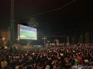 Warga Solo Tumplek-blek Nobar Indonesia Vs Thailand di Depan Balai Kota