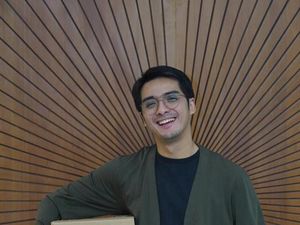 Aksi Ricky Harun Bagi-bagi Emas dan Propolis