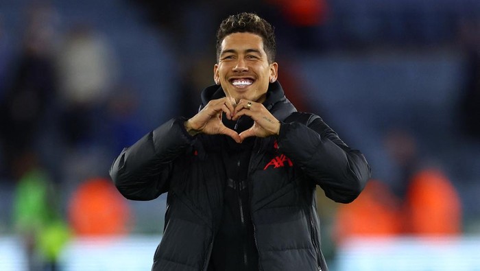 Soccer Football - Premier League - Leicester City v Liverpool - King Power Stadium, Leicester, Britain - May 15, 2023 Liverpools Roberto Firmino celebrates  after the match REUTERS/Carl Recine EDITORIAL USE ONLY. No use with unauthorized audio, video, data, fixture lists, club/league logos or live services. Online in-match use limited to 75 images, no video emulation. No use in betting, games or single club /league/player publications.  Please contact your account representative for further details.