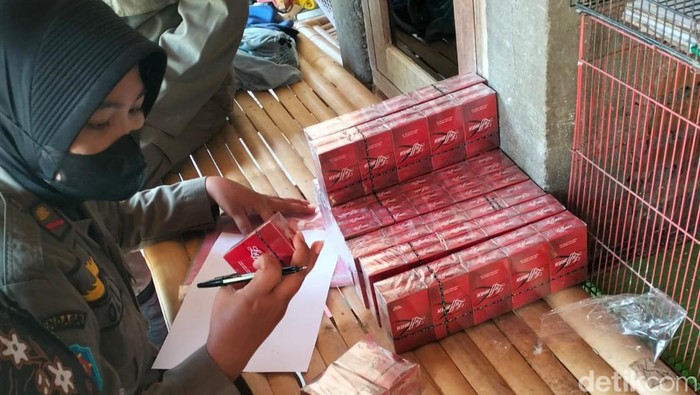 Tim gabungan melakukan operasi rokok Ilegal di Cawas, Klaten.