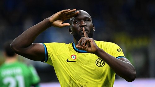 MILAN, ITALY - MAY 13:Romelu Lukaku of FC Internazionale celebrates after scoring a goal during the Italian Serie A football match FC Internazionale vs Sassuolo at San Siro stadium in Milan, Italy on May 13, 2023 (Photo by Piero Cruciatti/Anadolu Agency via Getty Images)