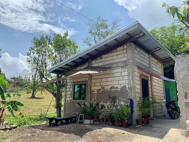 Menurut keterangan pemilik rumah yang mengunggahnya, rumah tersebut dibangun selama 3 bulan. Melihat lokasi yang tertera di bio Facebooknya, tampaknya rumah tersebut berlokasi di Dumanjug, Cebu, Filipina. Foto: Facebook/ApLe Know-well
