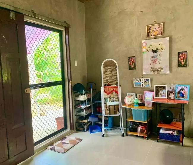 Berbeda dari bangunan luarnya yang tampak amat sederhana dan seperti belum selesai, bagian dalam rumah justru terlihat rapi dan nyaman. Barang-barang di dalam rumah pun tampak tersusun dengan baik dan sedap dipandang. Foto: Facebook/ApLe Know-well