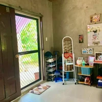 Berbeda dari bangunan luarnya yang tampak amat sederhana dan seperti belum selesai, bagian dalam rumah justru terlihat rapi dan nyaman. Barang-barang di dalam rumah pun tampak tersusun dengan baik dan sedap dipandang. Foto: Facebook/ApLe Know-well