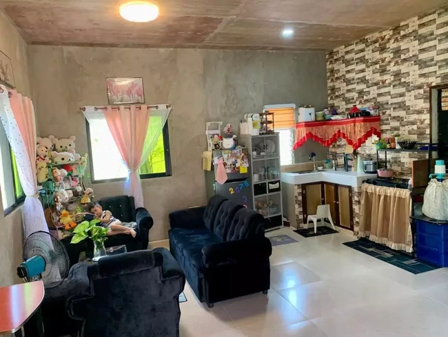 Walaupun ukurannya tak terlalu besar namun sang pemilik rumah tampaknya pandai menata barang-barang yang ada. Alhasil rumah pun jadi tetap terlihat nyaman dan mengagumkan. Foto: Facebook/ApLe Know-well