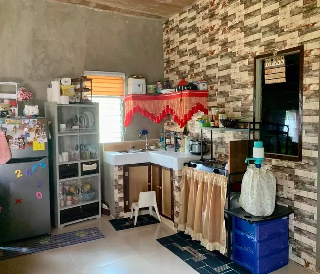 Penampakan bagian dapur di dalam rumah yang terlihat rapi dan juga bersih. Karena ukurannya yang tidak terlalu besar, ruangan-ruangan di dalam rumah ini juga dibuat tanpa sekat. Foto: Facebook/ApLe Know-well