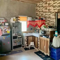 Penampakan bagian dapur di dalam rumah yang terlihat rapi dan juga bersih. Karena ukurannya yang tidak terlalu besar, ruangan-ruangan di dalam rumah ini juga dibuat tanpa sekat. Foto: Facebook/ApLe Know-well