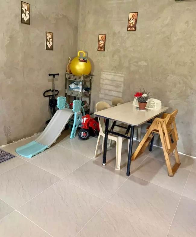 Di salah satu sudut ruangan terdapat tempat bermaain dan meja makan kecil. Untuk mempercantik ruangan tersebut pemiliknya tampak memasang beberapa foto pajangan yang tertempel di bagian dindingnya. Foto: Facebook/ApLe Know-well