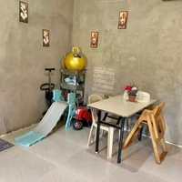 Di salah satu sudut ruangan terdapat tempat bermaain dan meja makan kecil. Untuk mempercantik ruangan tersebut pemiliknya tampak memasang beberapa foto pajangan yang tertempel di bagian dindingnya. Foto: Facebook/ApLe Know-well